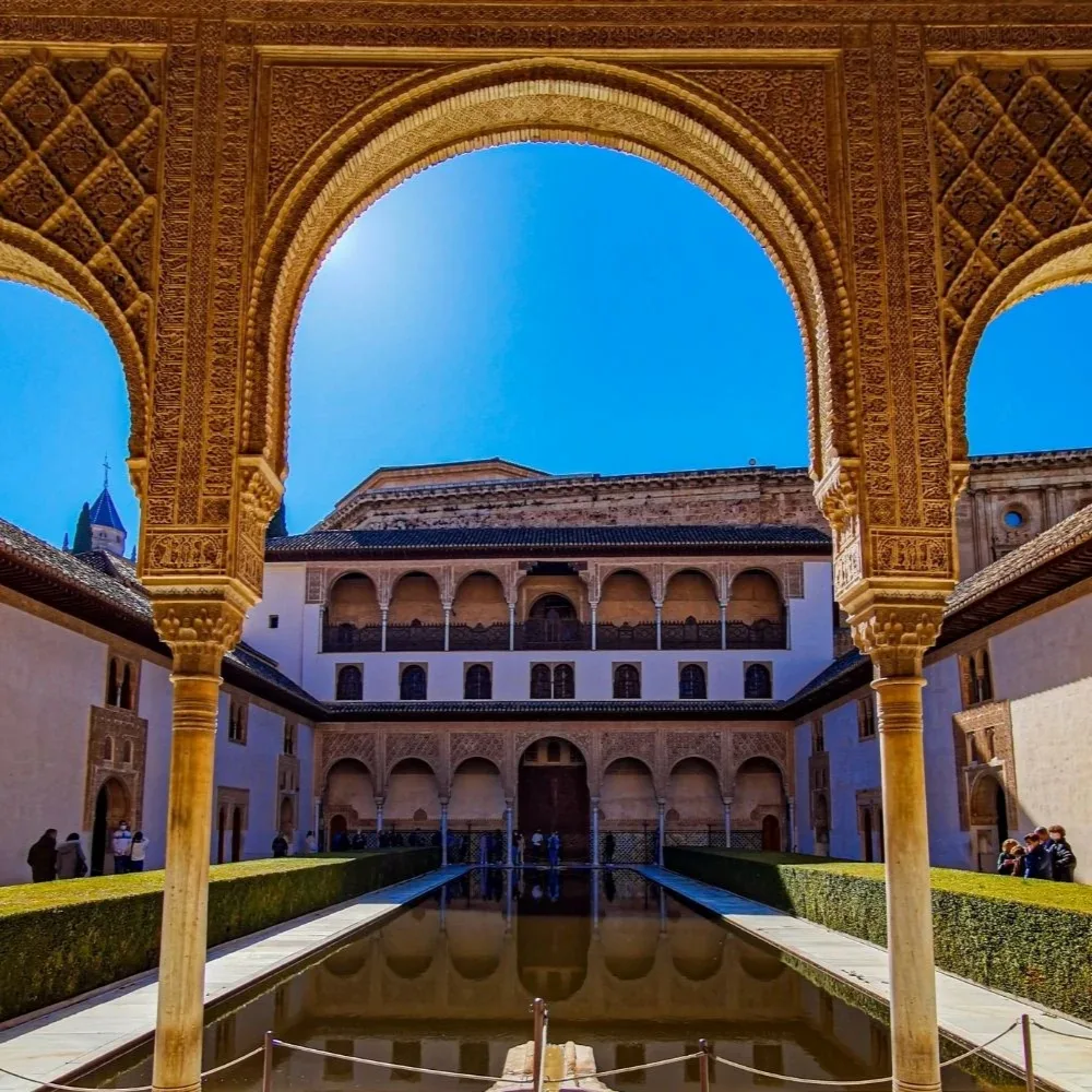 Granada Elhamra Sarayı’nda işlemeli kemerden görülen Arrayanes Avlusu